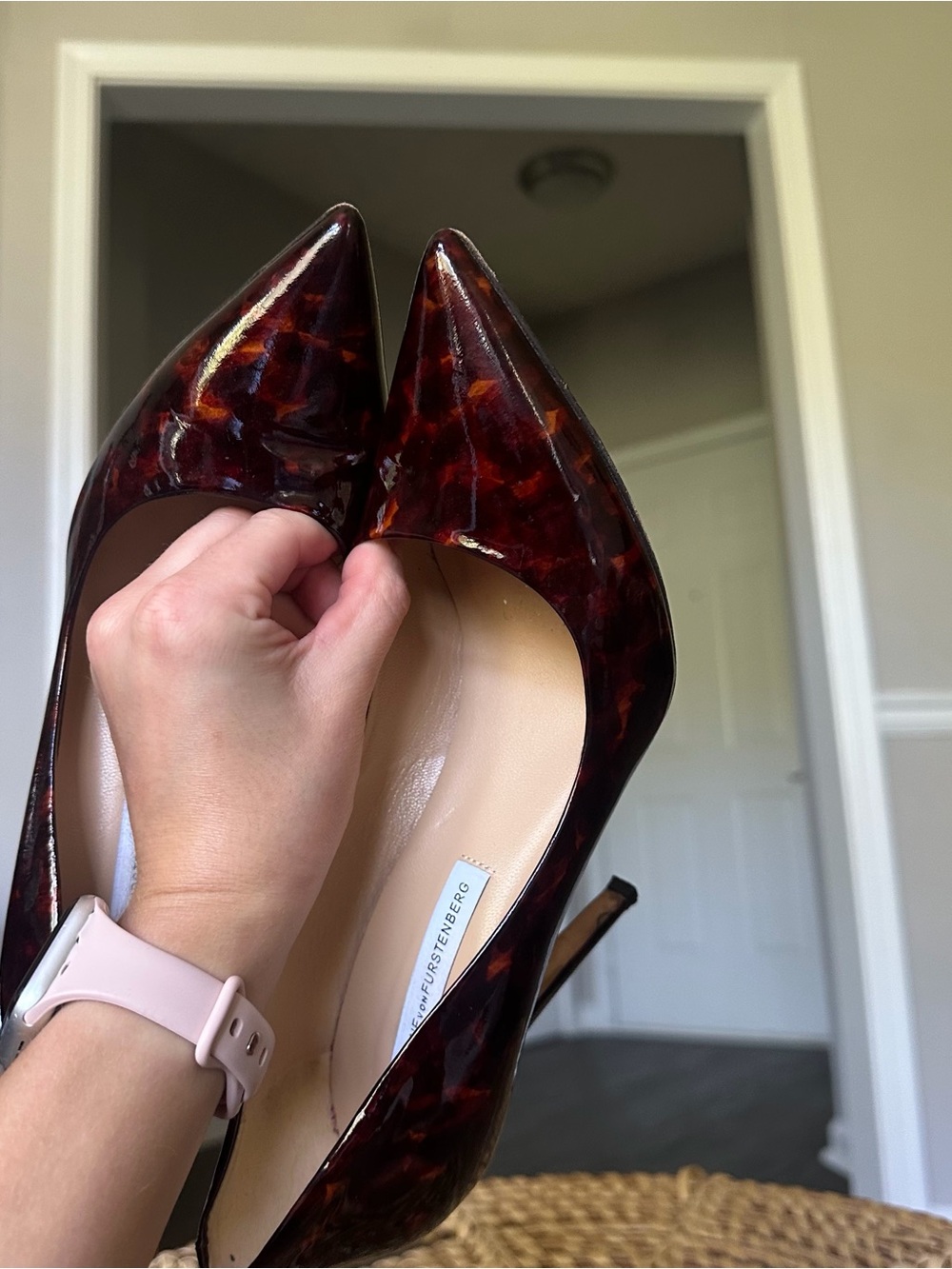 Diane Von Furstenberg Tortoiseshell Patent Pointed Toe Pumps Women’s Sz 8 Heels - Picture 13 of 16